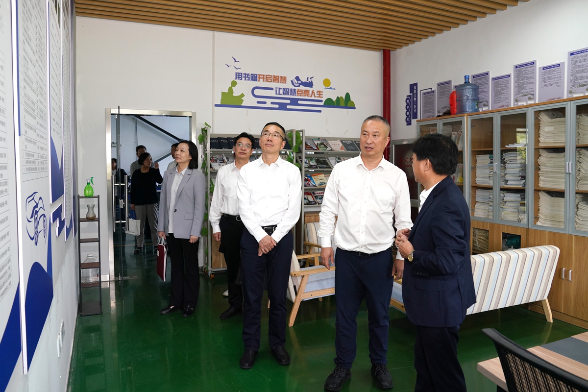 20241009市國資委黨委書記、主任陳文榮調(diào)研嘉興市交通學(xué)校，右起吳曉斌、陳文榮、柏衛(wèi)東、朱建華、李利（李阿梅 攝）.jpg