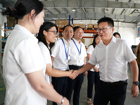 【20240906】集團領(lǐng)導慰問交通學校教師，何宇?。ㄓ乙唬ɡ畎⒚窋z）.jpg