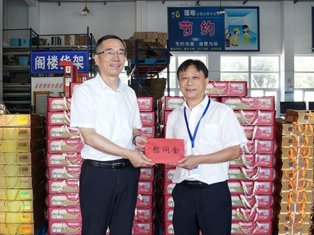 【20240906】集團領(lǐng)導慰問交通學校教師，柏衛(wèi)東（左）吳曉斌（右）（李阿梅攝）.jpg